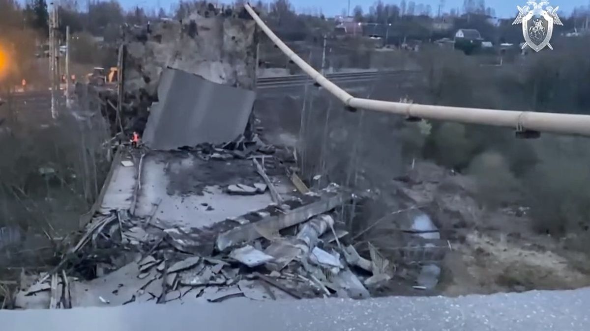 Na západě Ruska spadl most, zřítil se na trať vedoucí do Běloruska